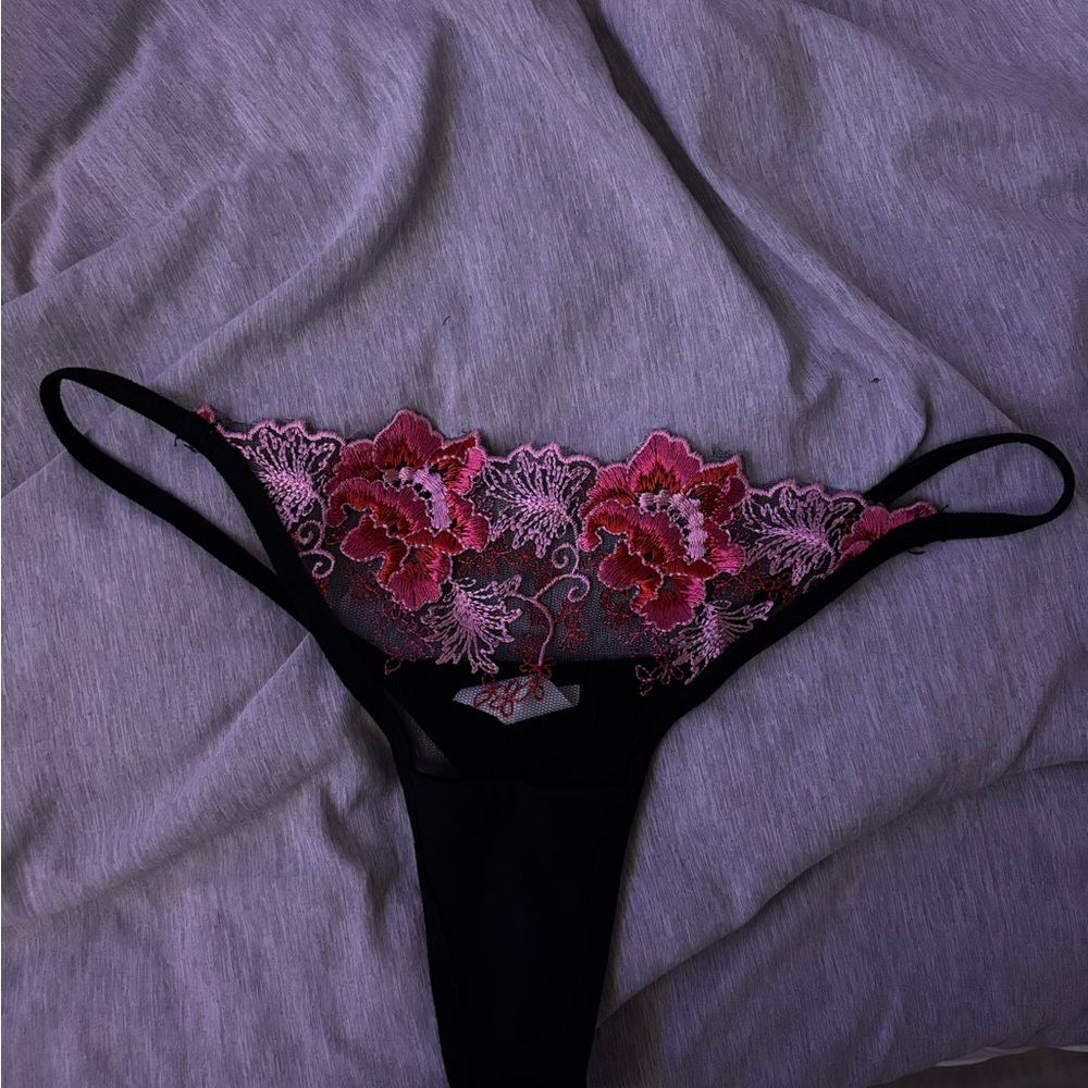 Women’s lace floral thong